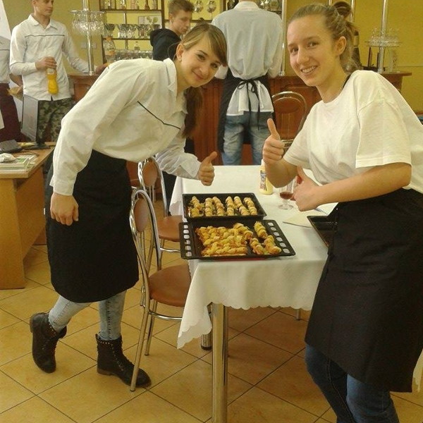 Uczniowie w kuchni, pieką ciastka