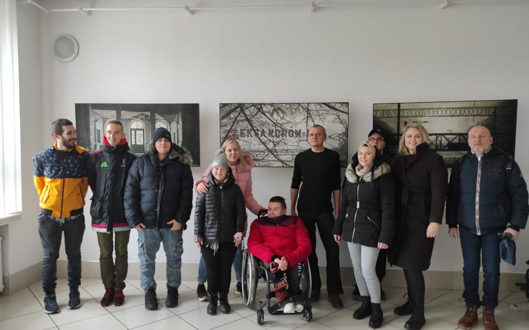 Spotkanie z artystą – wizyta na wystawie Pawła Nowaka
